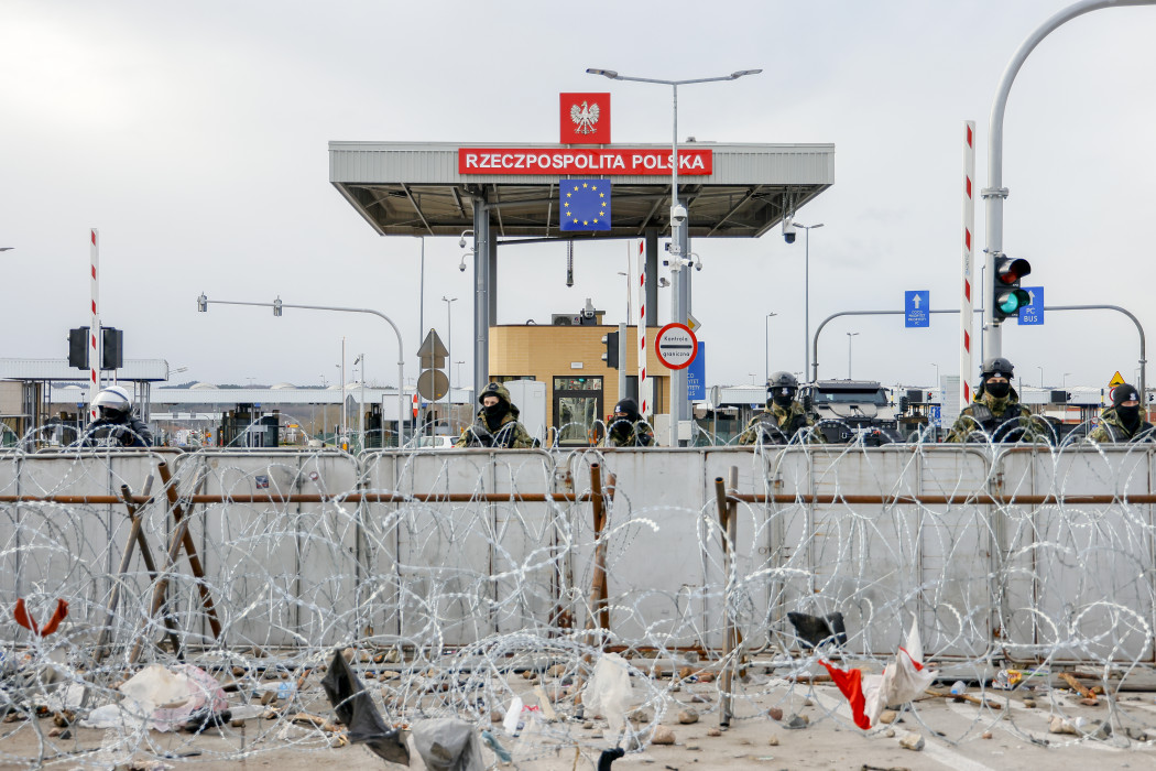 Lengyel határőrök készültségben a belarusz határon 2021. november 22-én – Fotó: Sefa Karacan / Anadolu Agency / Getty Images