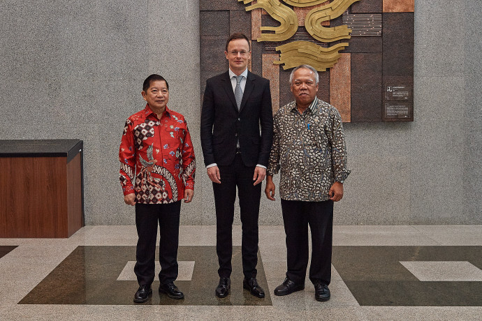 Szijjártó Péter külgazdasági és külügyminiszter, Suharso Monoarfa indonéz nemzeti fejlesztéstervezési miniszter és Basuki Hadimuljono közműügyi és lakásügyi miniszter találkozója Jakartában 2020. január 23-án – Fotó: KKM / MTI