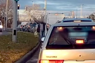 Videón az autós, aki kiszállt a kocsijából, hogy elvigye az út szélén hagyott zsák szemetet