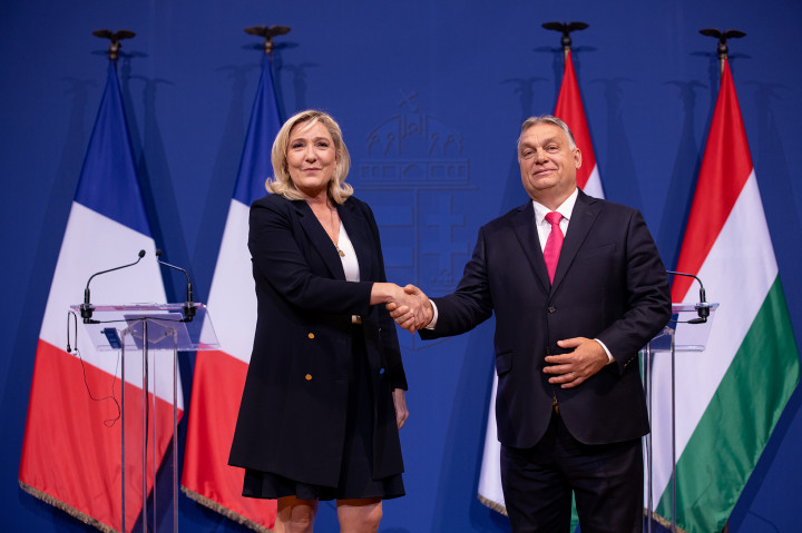 Marine Le Pen, a francia Nemzeti Tömörülés elnöke és Orbán Viktor miniszterelnök sajtótájékoztatója Budapesten, a Karmelita kolostorban – Fotó: Ajpek Orsi / Telex