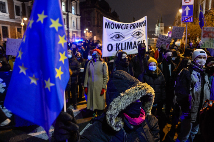 EU-párti tüntetők Krakkóban 2020. december 9-én, miután Magyarország és Lengyelország megvétózta az uniós költségvetést – Fotó: Omar Marques / Anadolu Agency / AFP