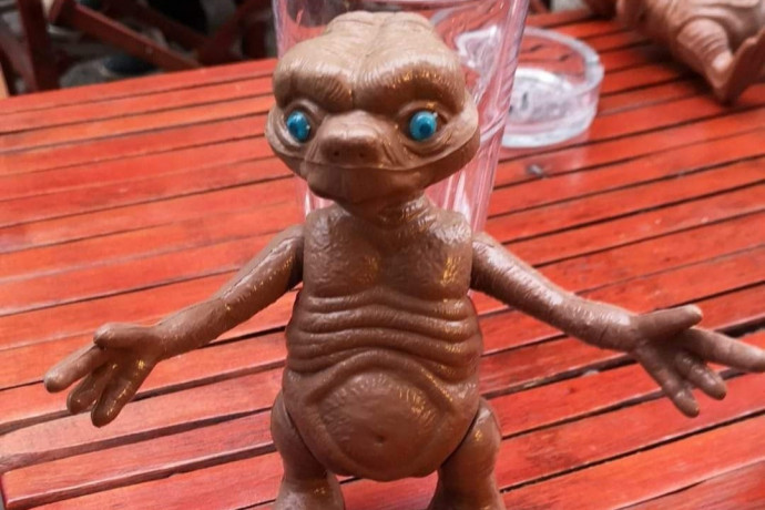 Lomtalanításkor kidobott E.T.-figurákból csinált jótékonysági akciót egy budapesti kávézó