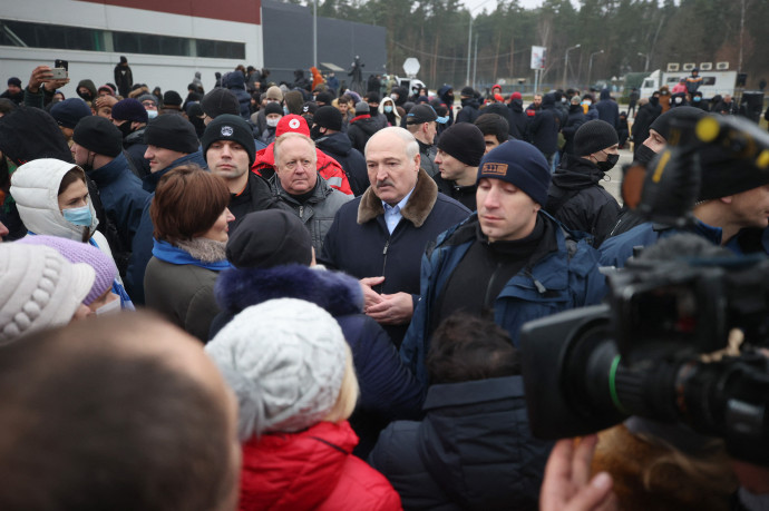 Alekszandr Lukasenko belarusz elnök a lengyel–belarusz határnál 2021. november 26-án – Fotó: LEONID SHCHEGLOV / BELTA / AFP