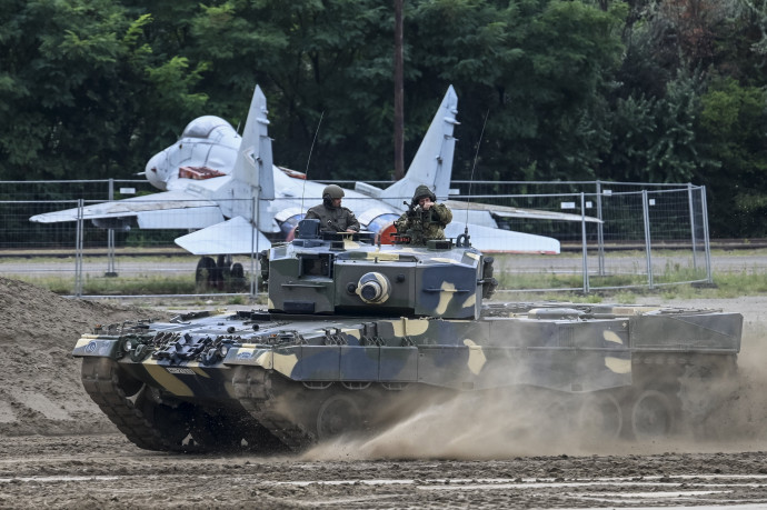 Leopard 2 tipusú harckocsi bemutatója a kecskeméti nemzetközi repülőnap és haditechnikai bemutató szakmai napján a kecskeméti MH 59. Szentgyörgyi Dezső repülőbázison 2021. augusztus 27-én – Fotó: Ujvári Sándor / MTI