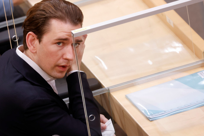 Sebastian Kurz minden politikai tisztségéről lemond