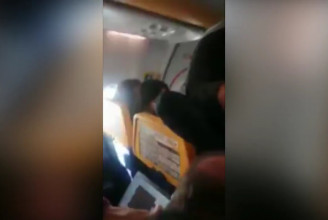 Le kellett szíjazni egy utast egy Budapestre tartó repülőn, mert az ajtó kinyitásával fenyegetőzött