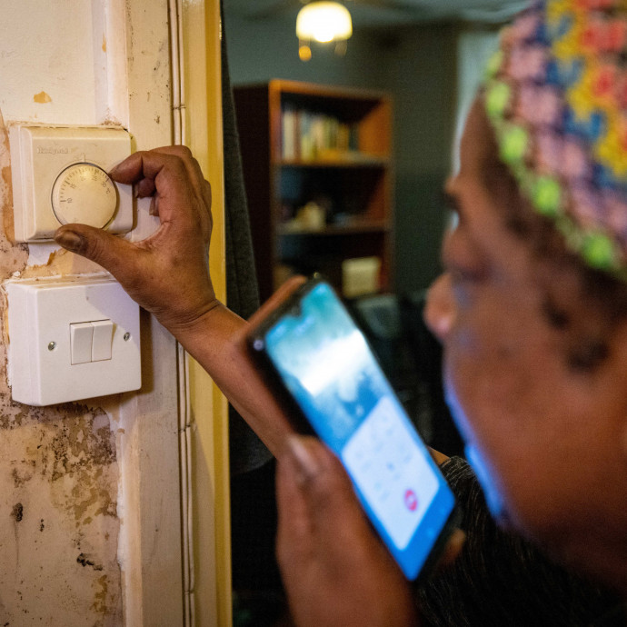 Kabátban, a meleg vízzel spórolva próbálják kibekkelni a rezsinövekedést a szegényebb britek