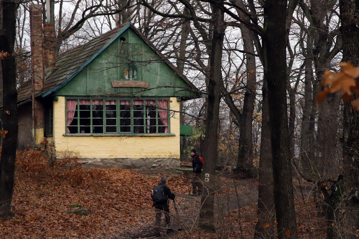Fent: a Kis-Csikóvár csúcsa, lent: a Hubertus ház – Fotó: Martiskó „Amerika” Gábor