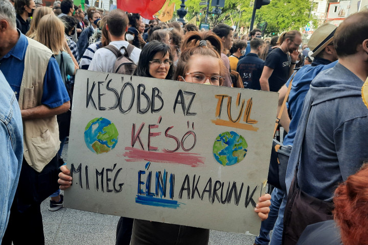 A Fridays for Future klímavédelmi mozgalom világszerte tartott demonstrációihoz csatlakozva Budapesten is tüntetettek 2021. szemptember 24-én – Fotó: Lengyel-Szabó Péter / Telex