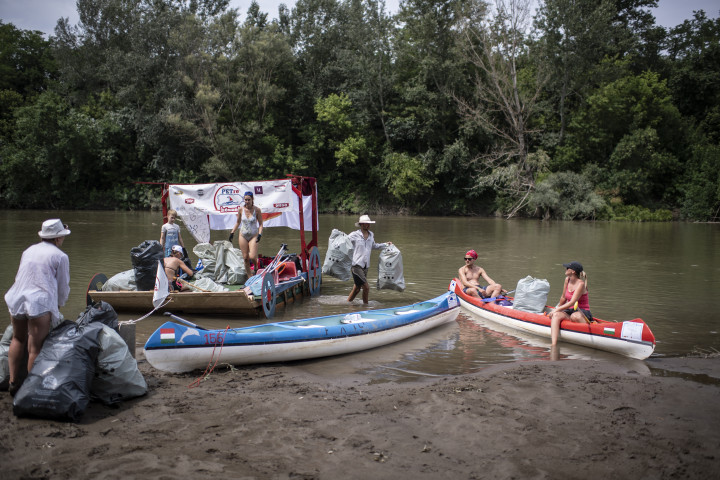 A kilencedik PetKupa versenyzői gyűjtenek szemetet a Tiszán 2021 nyarán. 2013-óta minden évben több tonna hulladékot szednek össze a folyón az önkéntesekből álló csapatok, legtöbbször baráti társaságok, kisgyerekes családok csatlakoznak az akcióhoz – Fotó: Bődey János / Telex
