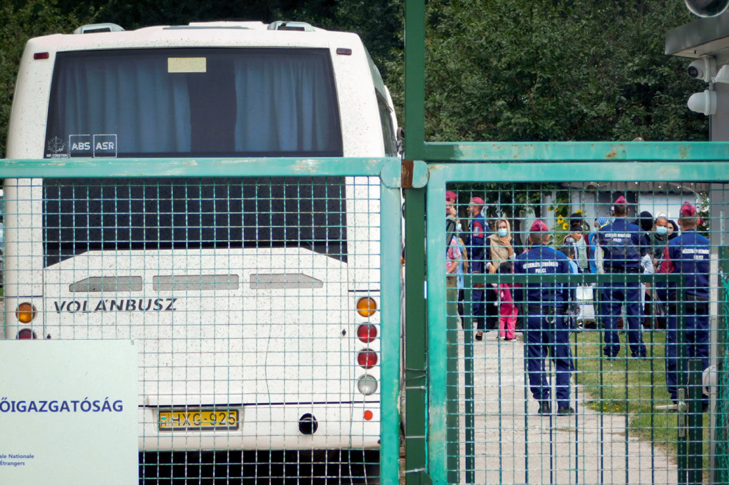 Három busz érkezett a Vámoszabadi Befogadó Állomásra 2021. szeptember 1-én, mintegy százötven menekülttel – Fotó: Cséfalvay Attila / Telex