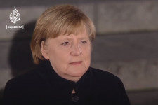 Megcsillant a könny Merkel szemében, amikor a búcsúünnepségén eljátszották az általa kért punkdalt