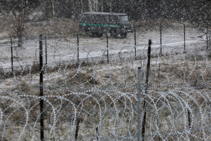 A lengyel-belarusz határon emelt drótkerítés karbantartására látna szívesen magyar katonákat Varsó