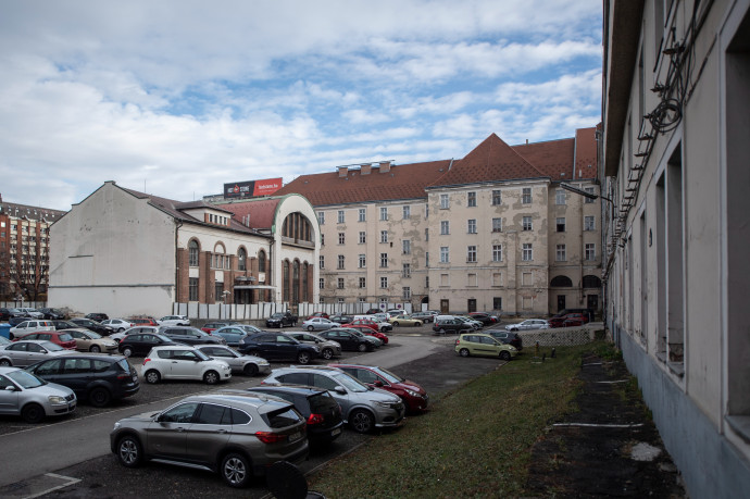 Nem park lesz a fővárosi Városháza parkolójából, hanem fásított köztér