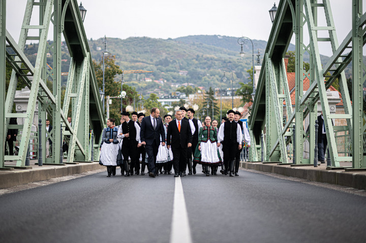Orbán VIktor Esztergomban, a Szlovákiát és Magyarországot összekötő Mária Valéria híd átadásának huszadik évfordulója alkalmából tartott ünnepségen – Fotó: Orbán Viktor / Facebook