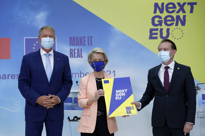 Ursula von der Leyen, az Európai Bizottság elnöke, Klaus Iohannis román elnök és Florin Cîțu román miniszterelnök társaságában a Bukaresti Egyetemi Sürgősségi Kórházban tartott sajtóértekezletükön 2021. szeptember 27-én – Fotó: Robert Ghement / EPA / MTI