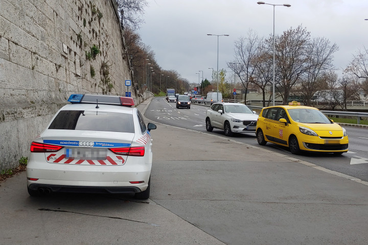 Rendőrautó áll a Hegyalja úton, november 30-án, délelőtt és a buszsávot figyeli – Fotó: Zách Dánel / Alapjárat.hu