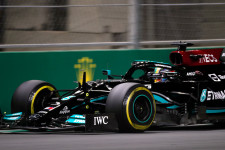 Törvénymódosítással fenyeget a brit kormány a Mercedes F1-csapat új szponzora miatt