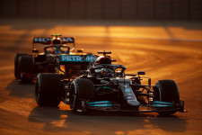 F1: Hamiltont két ügyben is beidézték a versenybírók a szaúdi időmérő előtt, mindkettőt megúszta