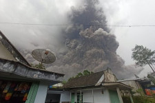 Kitört Indonézia legmagasabb vulkánja, halálos áldozat is van