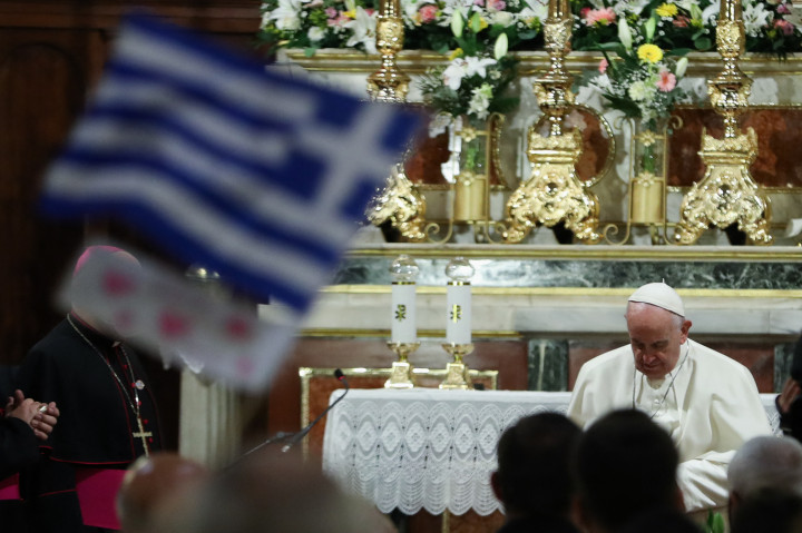 Ferenc pápa az athéni Szent Dionüsziosz-székesegyházban 2021. december 4-én – Fotó: COSTAS BALTAS / POOL / AFP