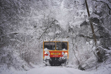 Leesett a hó, gázolt a vonat Hatvannál, 20-40 perces késéseket jelentett be a MÁV