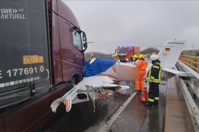 Egy kisgép egy autópályahídon hajtott végre kényszerleszállást a német hegyekben, ahol nekiütközött egy kamion