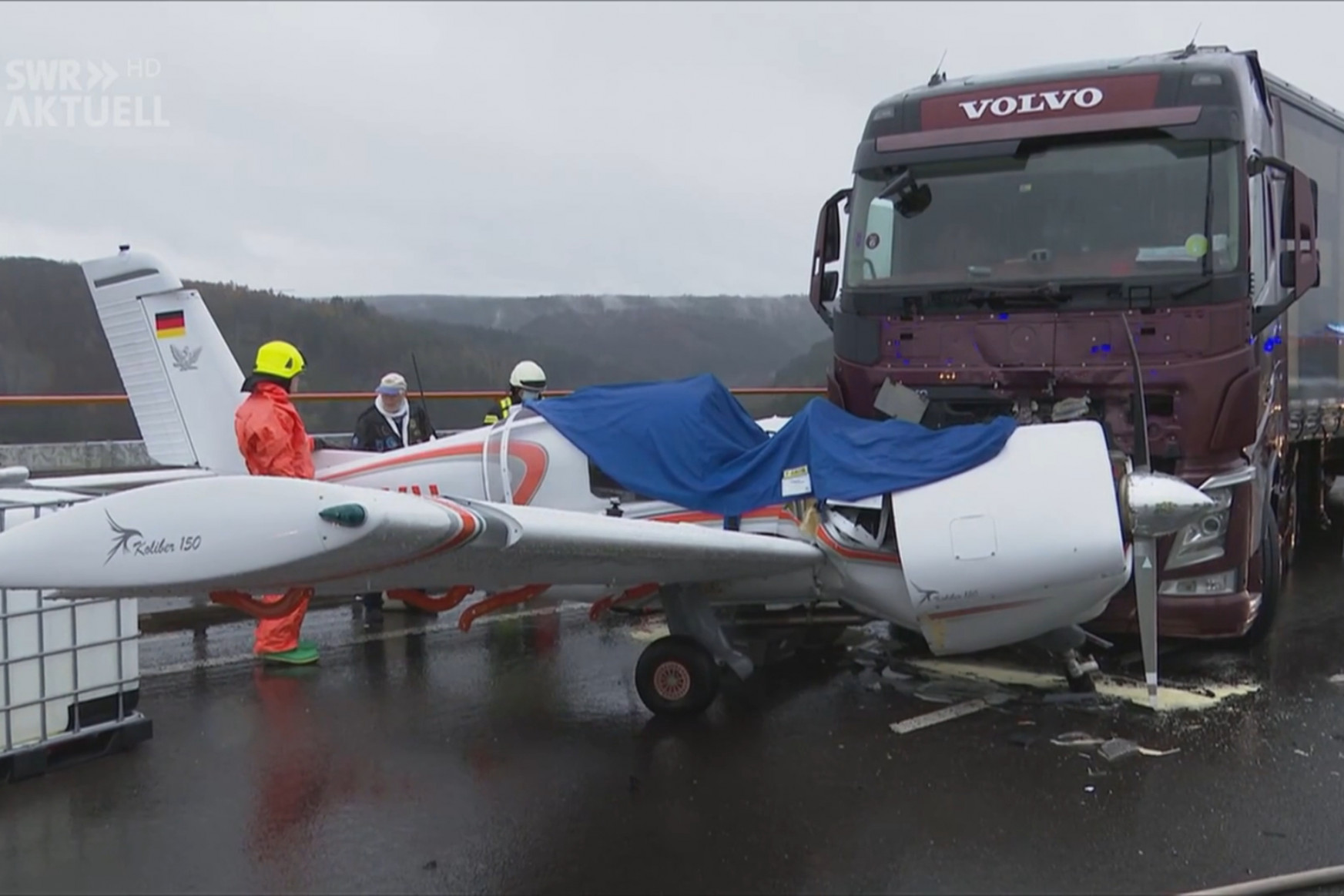 Egy kisgép egy autópályahídon hajtott végre kényszerleszállást a német hegyekben, ahol nekiütközött egy kamion