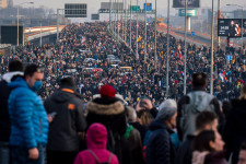 Több ezer fős környezetvédelmi tüntetés bénította meg Szerbia több pontján a közlekedést