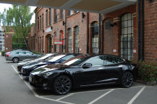 Az új autók háromnegyede már tisztán elektromos Norvégiában, a Tesla két modellje is állva hagyta a mezőnyt