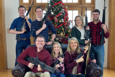 „Mikulás, kérlek, hozz lőszert” – fegyverekkel kívánt boldog karácsonyt az amerikai képviselő