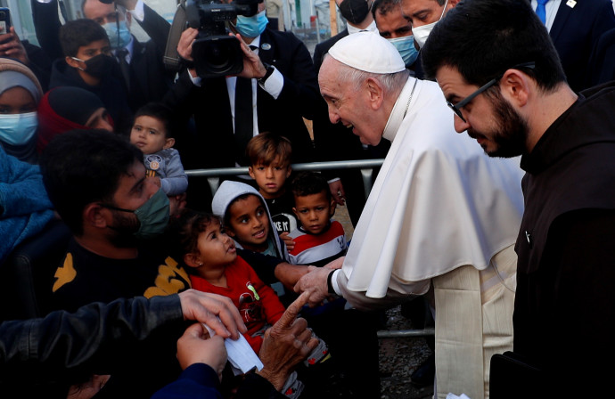 Ferenc pápa menedékkérőkkel találkozott Leszbosz szigetén – Fotó: Guglielmo Mangiapane