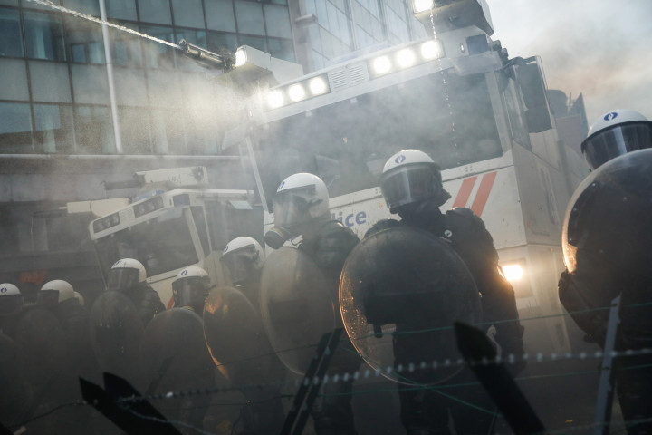 Belga rendőrség vízágyúval – Fotó: PAUL-HENRY VERLOOY / BELGA MAG / BELGA VIA AFP