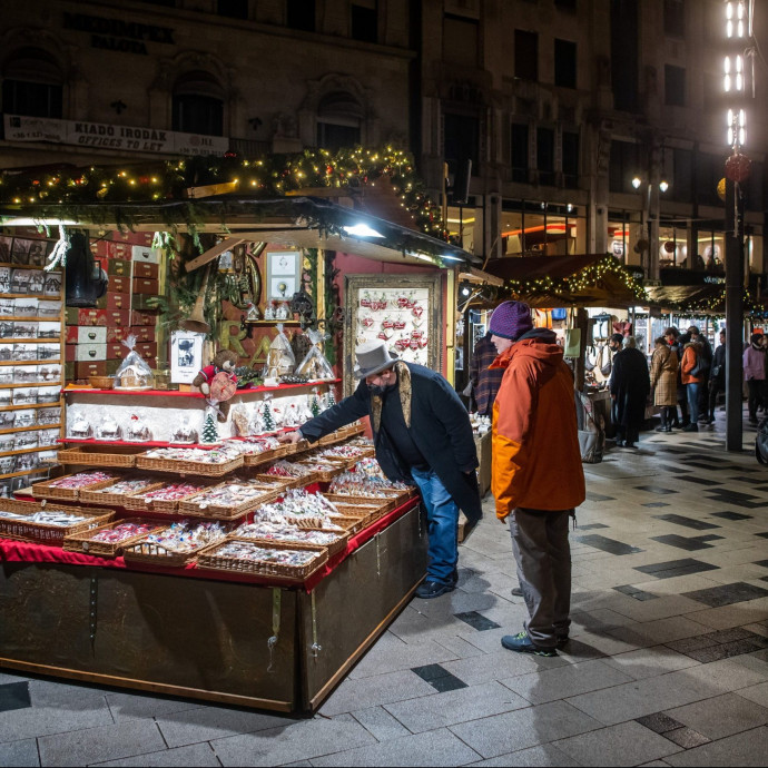 Idén már nem kéne gondot okoznia, ha egy szál bankkártyával vagy mobillal vágunk neki a karácsonyi vásárnak