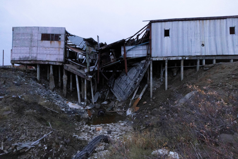Az olvadó permafroszt miatt megrongált épületek a környéken – Fotó: Maxim Shemetov / Reuters