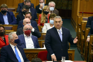 Orbán boldog Mikulást kívánt Jakab Péternek a parlamentben