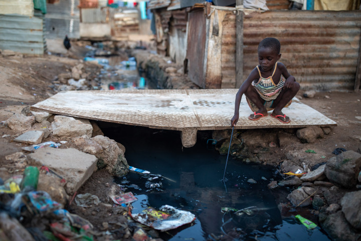 Kisfiú játszik az angolai Luanda egyik nyomornegyedében – Fotó: Luke Dray / Getty Images