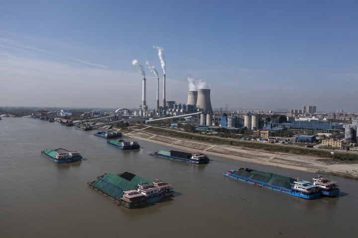Szénszállító uszályok várakoznak a kínai Hanchuan erőmű kikötőjénél – Fotó: Getty Images