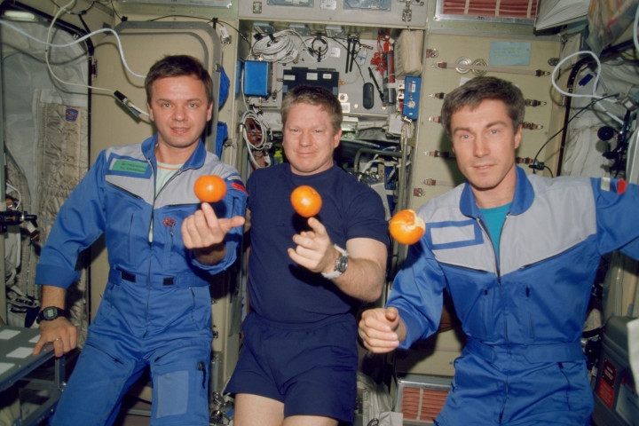 Jurij P. Gidzenko, William M. Shepherd parancsnok és Szergej K. Krikalev narancsot esznek a Nemzetközi űrállomás Zvezda szervizmodul fedélzetén 2000 decemberében – Fotó: NASA