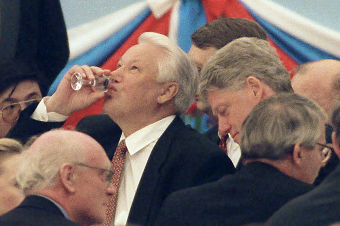 Borisz Jelcin egyszer annyira berúgott egy elnöki csúcstalálkozó előtt, hogy alsógatyában találtak rá Washington utcáin, mert pizzát akart enni