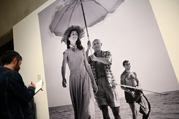 A Gilot-ról és Picassóról készült Capa-fotó egy barcelonai Picasso-kiállításon 2019-ben – Fotó: LLUIS GENE / AFP