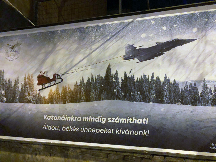 A Honvédelmi Minisztérium gépesített Mikulása egy Zsigmond téri plakáton – Fotó: Olvasónk, Attila