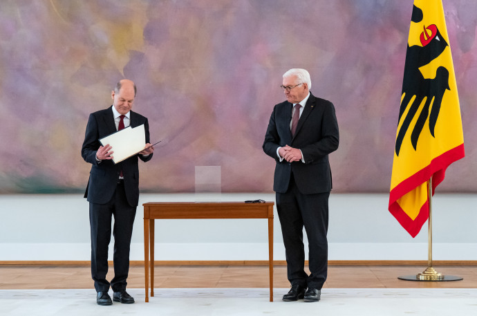 Olaf Scholz szövetségi kancellár átveszi a kinevezési oklevelet Frank-Walter Steinmeier szövetségi elnöktől a Bellevue-palotában – Fotó: Emmanuele Contini / Getty Images