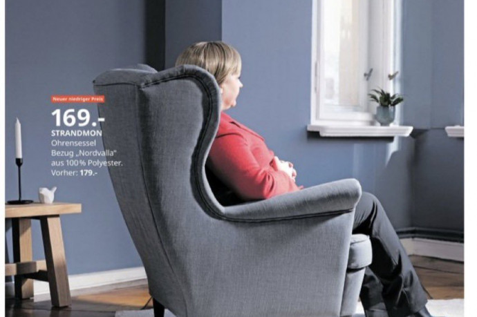 IKEA fotelben pihenő Merkellel búcsúzik a kancellártól a svéd bútorcég