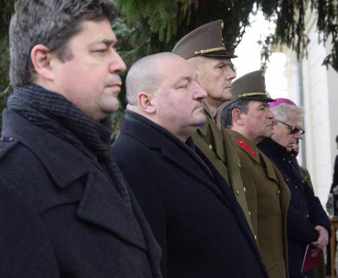 Németh Szilárd államtitkár, Básthy Béla, Kőszeg polgármestere, Talabos Tibor és Kovács Vilmos ezredes, valamint Berta Tibor dandártábornok, katolikus tábori püspök – fotó: Filep István / MTI