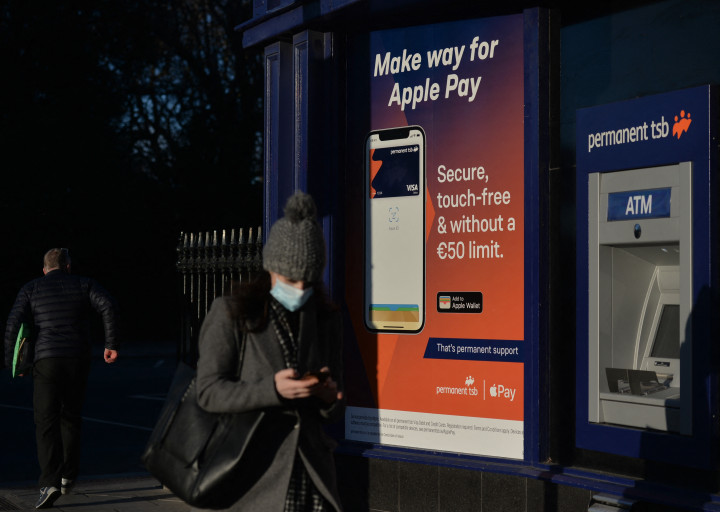 Apple Pay hirdetés Londonban – Fotó: Artur Widak / NurPhoto / AFP