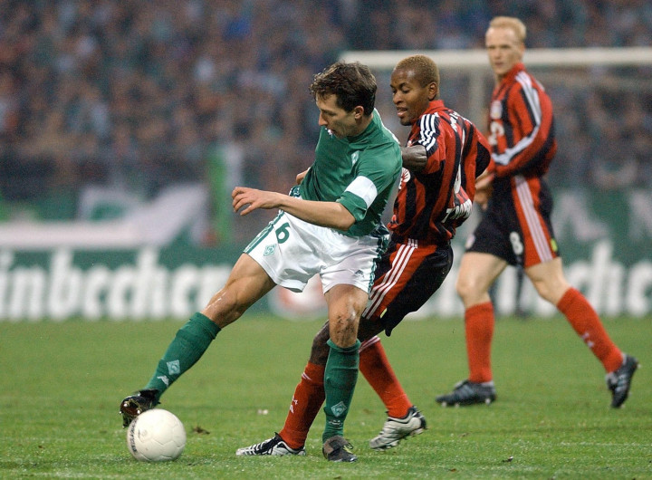 A Werder Bremen elleni első vereség, a labda Frank Baumann-nál, Zé Roberto próbálja szerelni – Fotó: Carmen Jaspersen / AFP