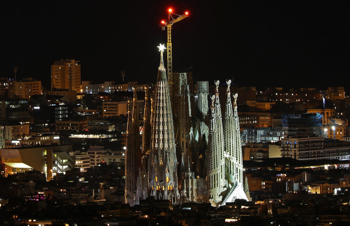 A Sagrada Familia székesegyház, kilencedik tornyán látható a csúcsdísz – Fotó: Joan Valls/Urbanandsport/AFP