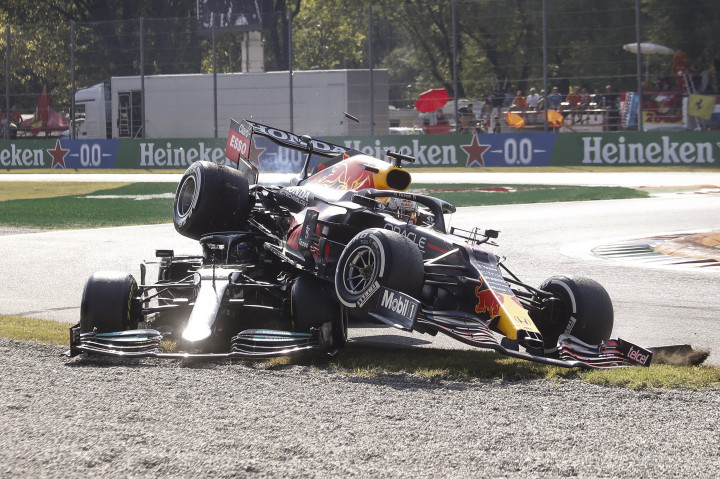 Verstappen és Hamilton ütközésének végeredménye a 2021-es Olasz Nagydíjon – Fotó: Matteo Bazzi / MTI / EPA / ANSA