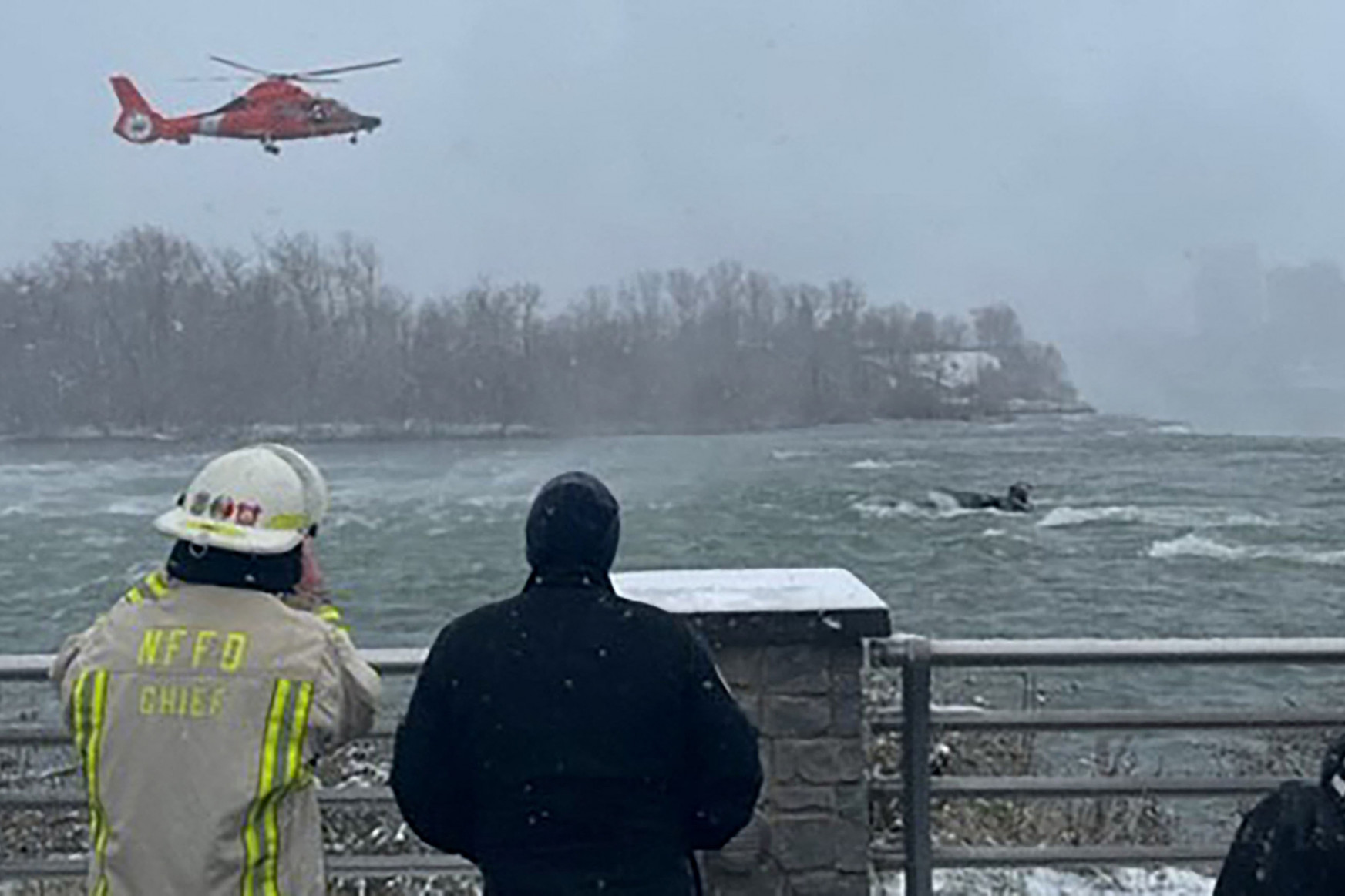 Helikopterrel próbáltak kimenteni egy elmerült autóst a Niagara-vízesésnél